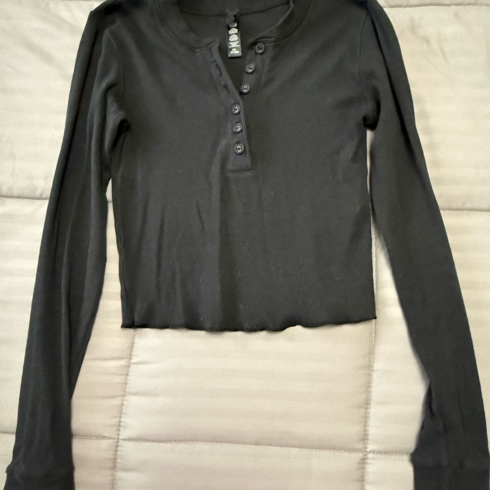 SKIMS Long Sleeve Crop Stretch Cotton Rib Henley Black XS
